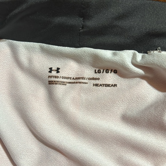 Under Armour Heat Gear shorts with pockets in size large - Picture 4 of 4